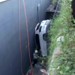 Bahçelievler’de direksiyon hakimiyetini kaybeden sürücü çok sayıda araca çarpıp boşluğa düştü. Sürücüyü kurtarma çalışması devam ediyor.