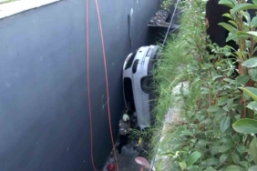 Bahçelievler’de direksiyon hakimiyetini kaybeden sürücü çok sayıda araca çarpıp boşluğa düştü. Sürücüyü kurtarma çalışması devam ediyor.