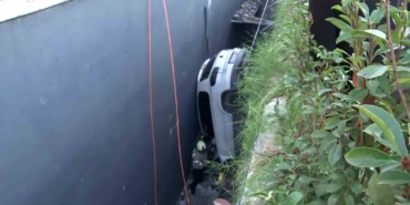 Bahçelievler’de direksiyon hakimiyetini kaybeden sürücü çok sayıda araca çarpıp boşluğa düştü. Sürücüyü kurtarma çalışması devam ediyor.