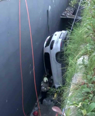 Bahçelievler’de direksiyon hakimiyetini kaybeden sürücü çok sayıda araca çarpıp boşluğa düştü. Sürücüyü kurtarma çalışması devam ediyor.