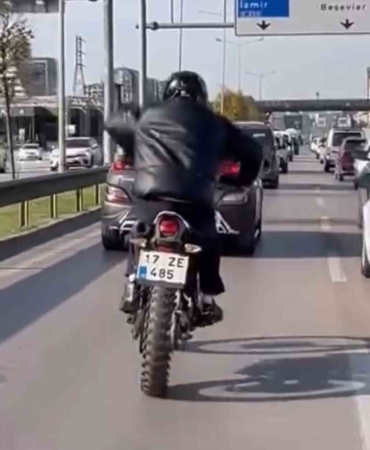 Motosikleti at sürer gibi sürdü