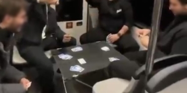 Bursa metrosunda şaşırtan görüntü: Gençler masa kurup oyun oynadı