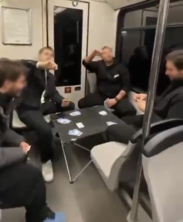 Bursa metrosunda şaşırtan görüntü: Gençler masa kurup oyun oynadı