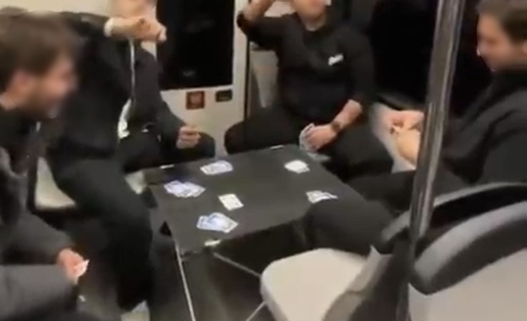Bursa metrosunda şaşırtan görüntü: Gençler masa kurup oyun oynadı