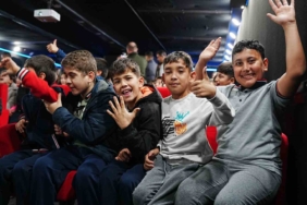 Gezen sinema tırı ve gezici kütüphane depremzede çocukları şenlendirdi