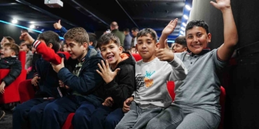 Gezen sinema tırı ve gezici kütüphane depremzede çocukları şenlendirdi