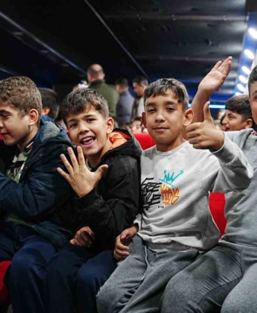 Gezen sinema tırı ve gezici kütüphane depremzede çocukları şenlendirdi