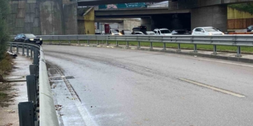 Yağışlı havada bariyere çarpan motosikletin sürücüsü hayatını kaybetti