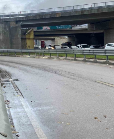 Yağışlı havada bariyere çarpan motosikletin sürücüsü hayatını kaybetti