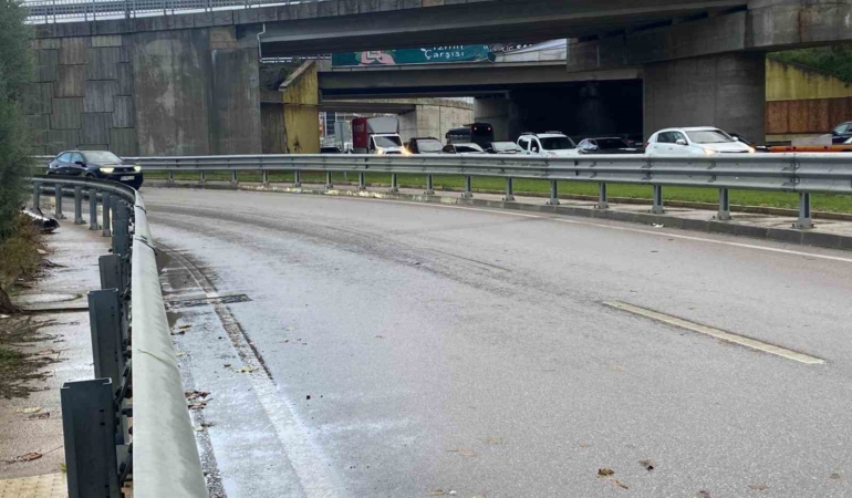 Yağışlı havada bariyere çarpan motosikletin sürücüsü hayatını kaybetti