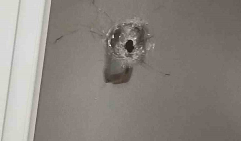 Esenyurt’ta alkollü maganda paniği: Evin camına kurşun isabet etti