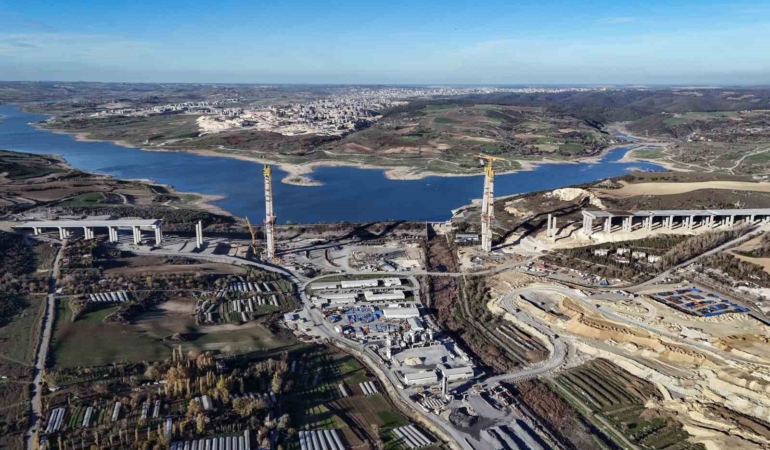 İstanbul trafiğine nefes olacak Sazlıdere Köprüsü kuleleri tamamlanıyor