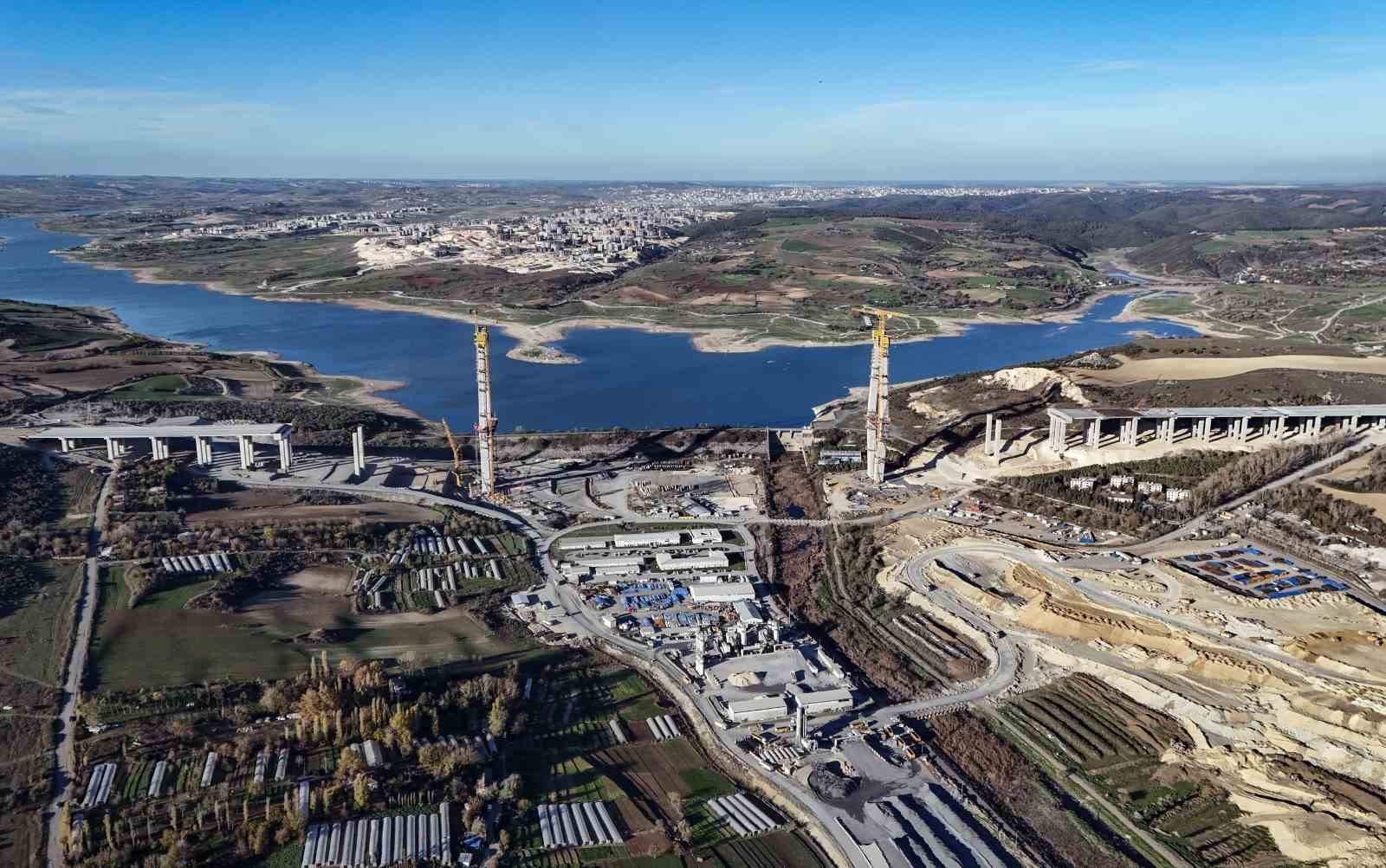 İstanbul trafiğine nefes olacak Sazlıdere Köprüsü kuleleri tamamlanıyor