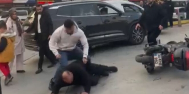 Esenyurt’ta trafikte tartıştığı araç sürücüsünü öldüresiye dövdü: O anlar kamerada