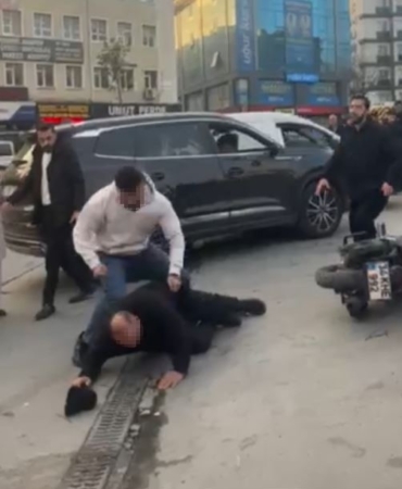 Esenyurt’ta trafikte tartıştığı araç sürücüsünü öldüresiye dövdü: O anlar kamerada