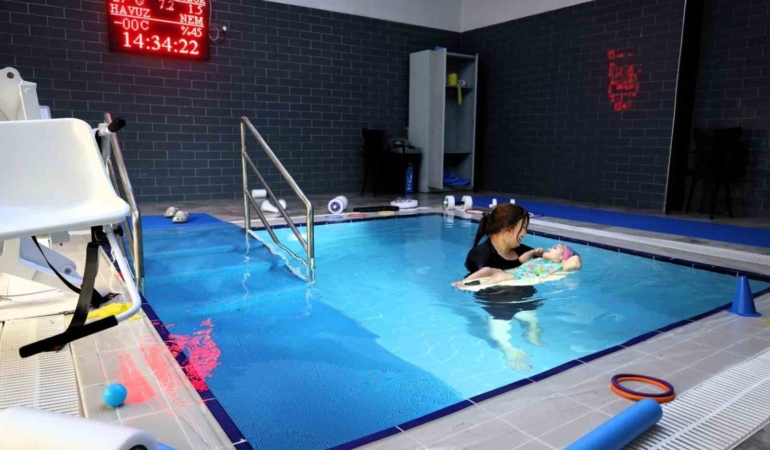 Serebral palsili Duru’nun tedavisi suyun gücüyle destekleniyor