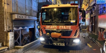 Fatih’te otoparkta çıkan yangın binaya sıçradı: O anlar kamerada