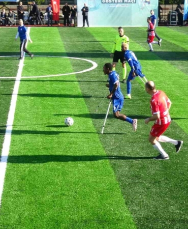 Dünya Engelliler Günü’nde Pendik’te anlamlı karşılaşma: hakim ve savcılar, ampute futbolcularla sahaya çıktı