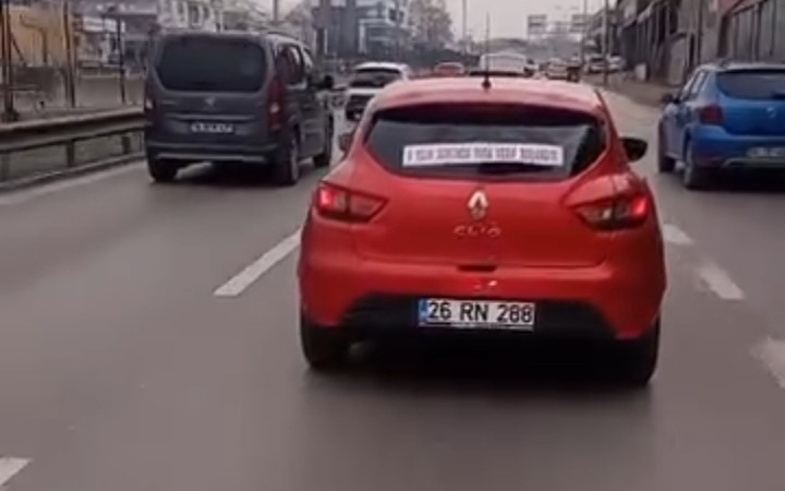 Boşanmayı düğün gibi kutladı: Bursa’da ilginç otomobil süslemesi güldürdü