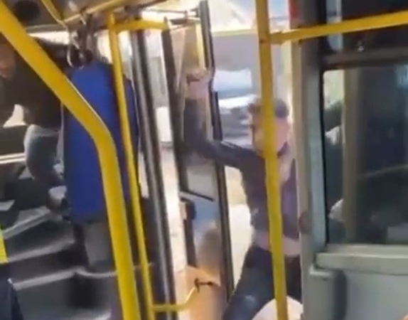 Nilüfer’de otobüsü satırla bastı