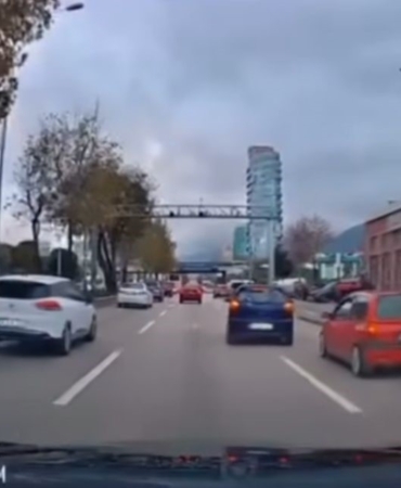 Motorcunun ölümden döndüğü anlar kamerada