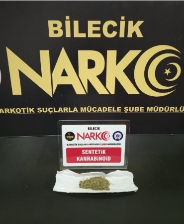 Aranan şahıs üzerinde uyuşturucuyla yakalandı