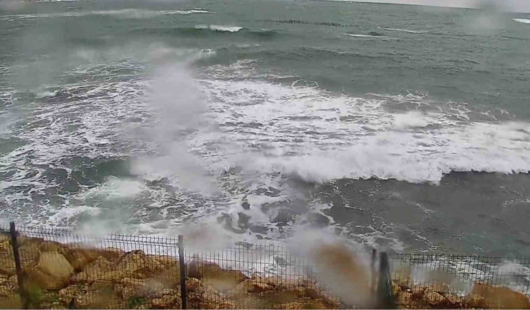 Kocaeli’de fırtına etkili oluyor: Sahillerde dalgalar yükseldi, zirvede yağmur ve sis hakim