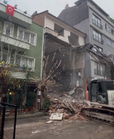 Bursa’da ilginç bir yıkım