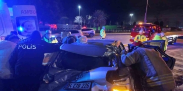 Kadıköy’de virajı alamayan sürücü, takla atıp elektrik direğini devirdi