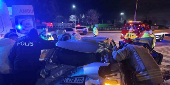 Kadıköy’de virajı alamayan sürücü, takla atıp elektrik direğini devirdi