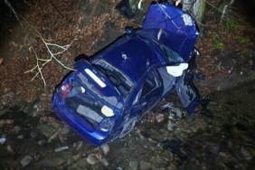 Uçurumdan yuvarlanan otomobilden 3 kişi sağ çıktı