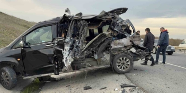 Emniyet şeridindeki VIP yolcu taşıma aracına kamyonet çarptı