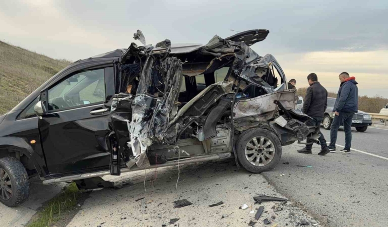 Emniyet şeridindeki VIP yolcu taşıma aracına kamyonet çarptı