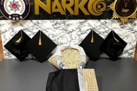 Mezuniyet keplerinin içine gizlenmiş 53 bin 100 uyuşturucu hap ele geçirildi