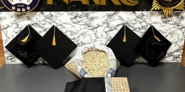 Mezuniyet keplerinin içine gizlenmiş 53 bin 100 uyuşturucu hap ele geçirildi