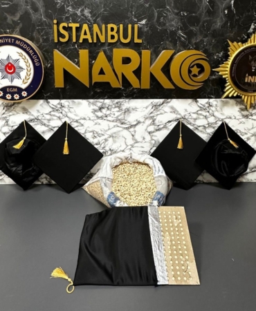 Mezuniyet keplerinin içine gizlenmiş 53 bin 100 uyuşturucu hap ele geçirildi