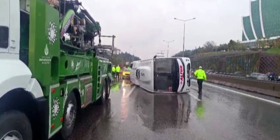 Maltepe’de servis minibüsü devrildi: 5 yaralı