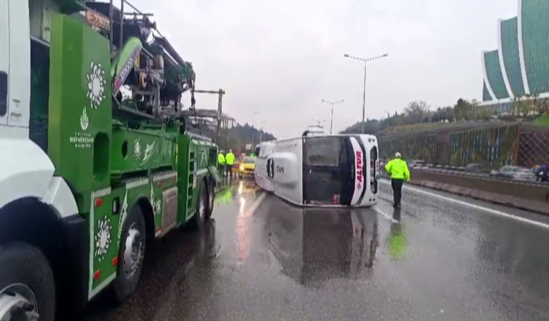 Maltepe’de servis minibüsü devrildi: 5 yaralı