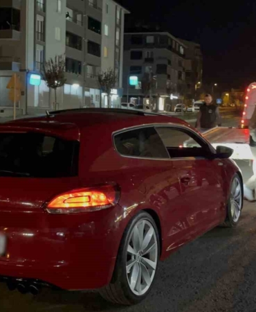 Çorlu’da abart egzozla gezen aracın sürücüsüne ceza kesildi