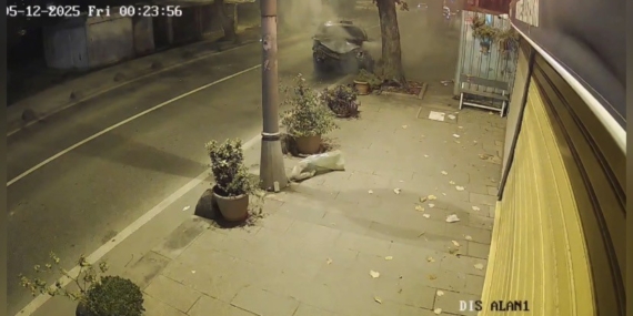 Beykoz’da ehliyetsiz sürücünün kullandığı otomobil ağaca çarpıp yola savruldu: 2 yaralı