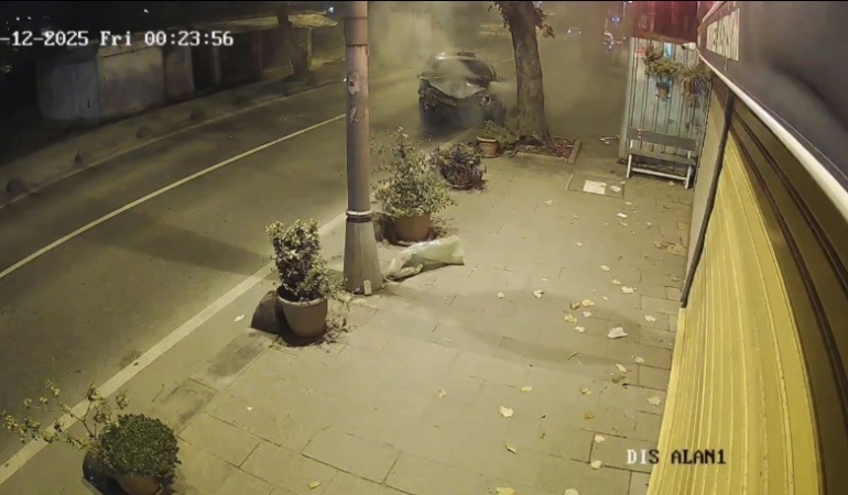 Beykoz’da ehliyetsiz sürücünün kullandığı otomobil ağaca çarpıp yola savruldu: 2 yaralı