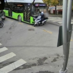 Belediye otobüsü ile motokuryenin çarpıştığı kaza anı kameraya yansıdı