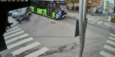 Belediye otobüsü ile motokuryenin çarpıştığı kaza anı kameraya yansıdı