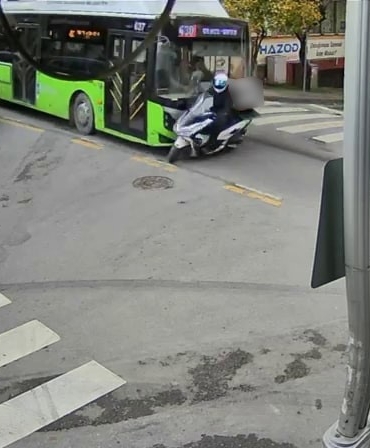 Belediye otobüsü ile motokuryenin çarpıştığı kaza anı kameraya yansıdı
