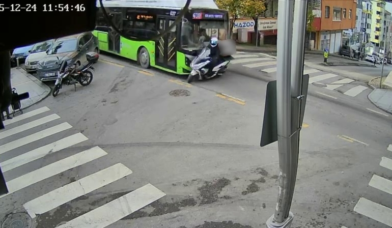 Belediye otobüsü ile motokuryenin çarpıştığı kaza anı kameraya yansıdı