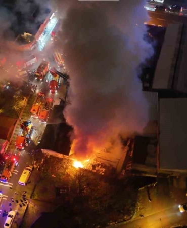 Ümraniye’de kereste deposunda yangın