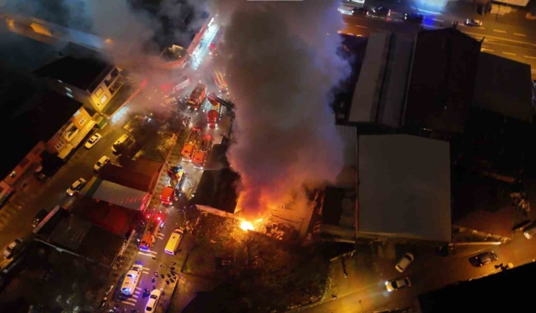 Ümraniye’de kereste deposunda yangın