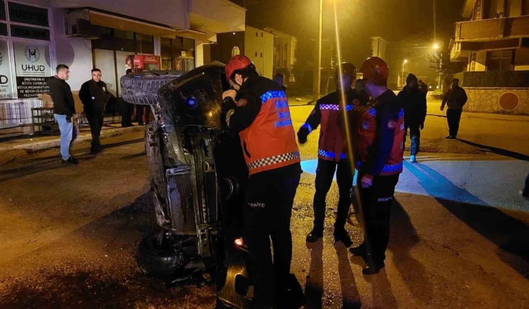 Gazı takılı kalan otomobil beton çite çarparak yan yattı