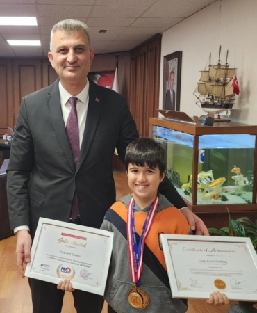 İlkokul öğrencisi, matematik olimpiyatlarında 3 altın madalya kazandı