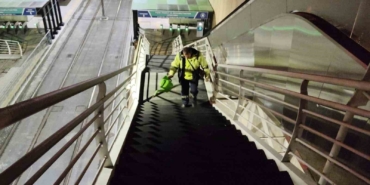 Kocaeli’de üst geçitlerdeki buzlanmaya özel solüsyonla müdahale ediliyor